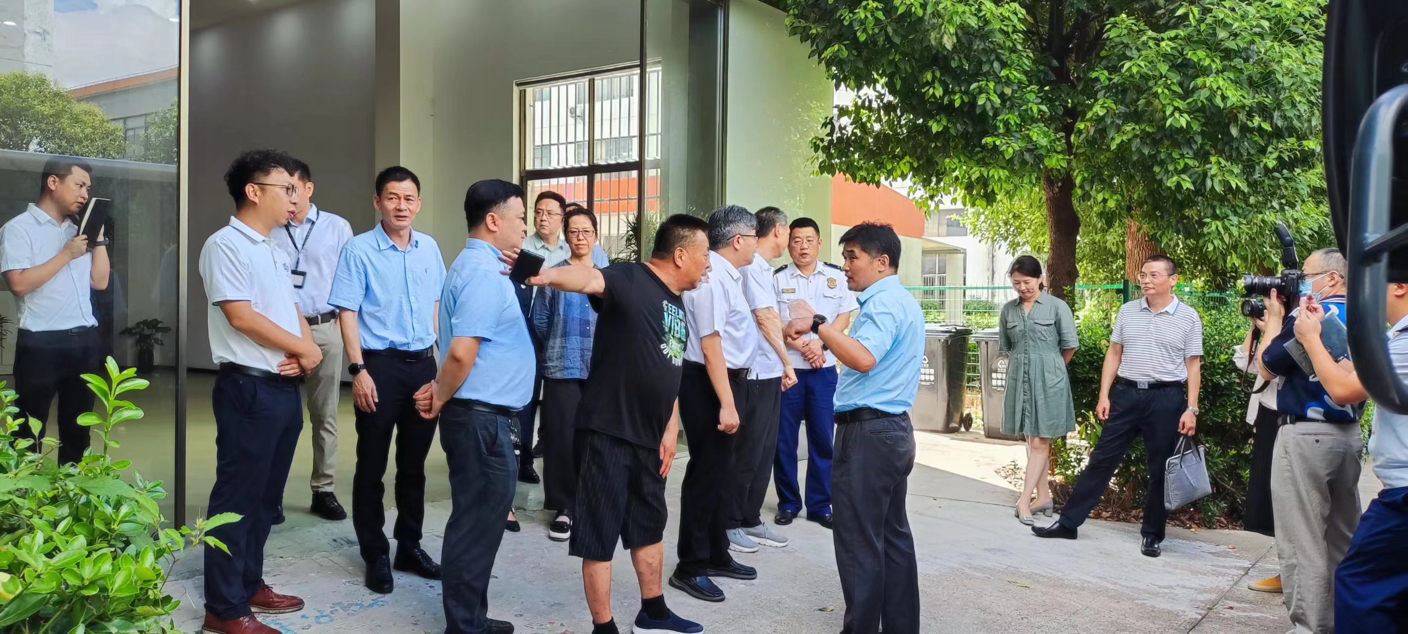 熱烈歡迎上海市松江區(qū)領(lǐng)導(dǎo)一行蒞臨我司參觀指導(dǎo)！